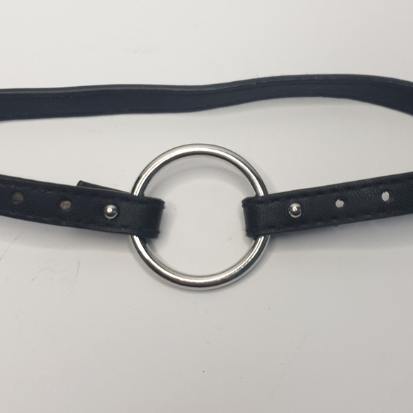 Front open Black vinyl choker with silver O ring - Picture 16 of 16